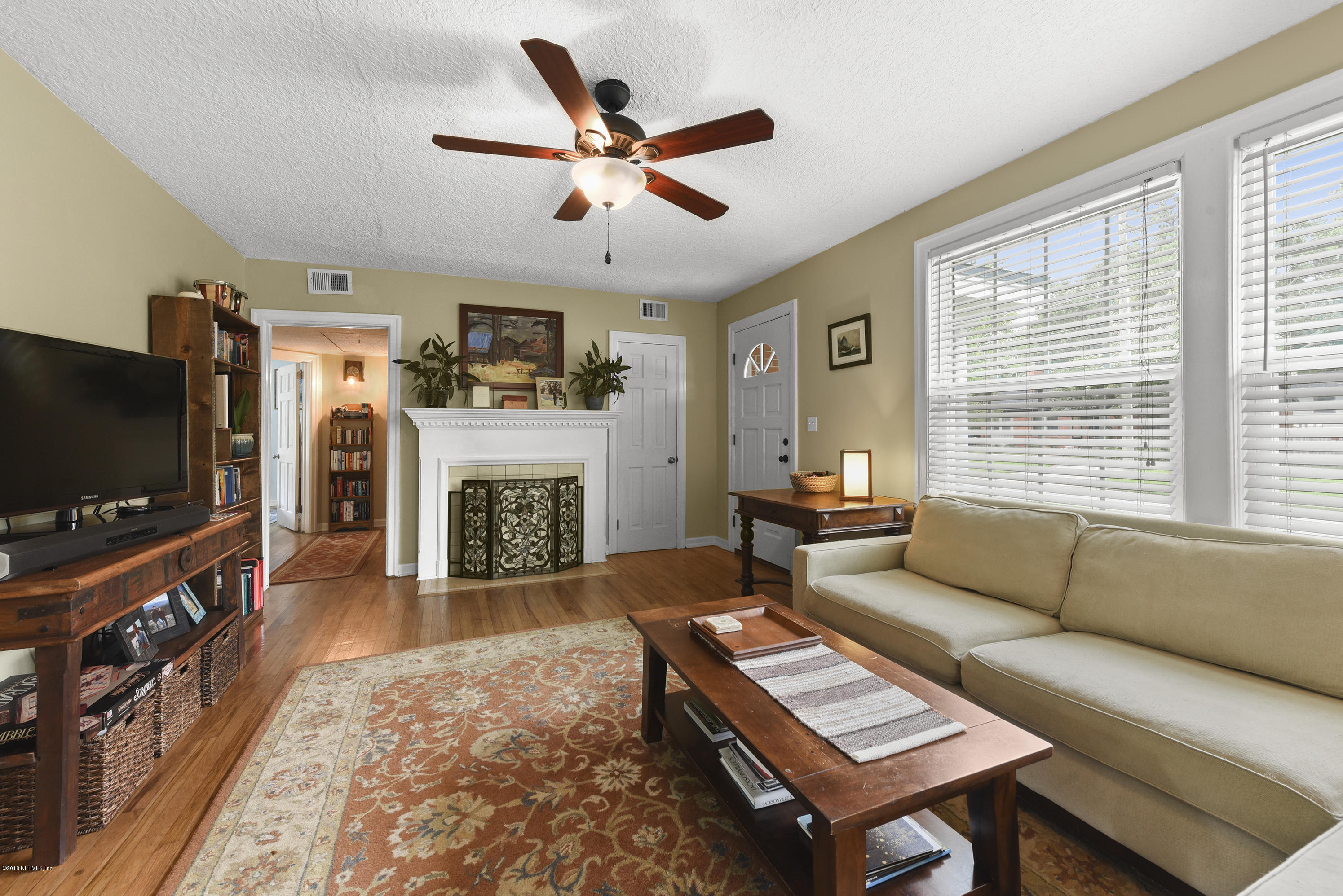 825 South Shores Road Jacksonville, FL 32207 - Photo 7 of 26 Living room