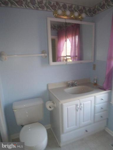 118 Hamilton Road Sterling, VA 20165 - Photo 2 of 15 Half Bath 1