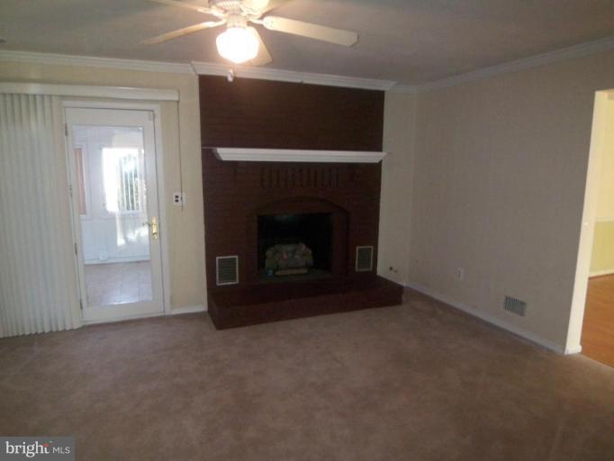 118 Hamilton Road Sterling, VA 20165 - Photo 12 of 15 Family Room