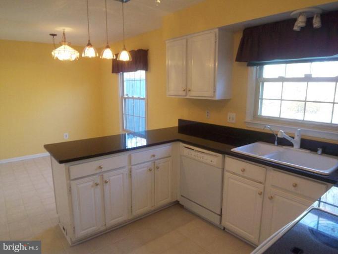 118 Hamilton Road Sterling, VA 20165 - Photo 6 of 15 Kitchen