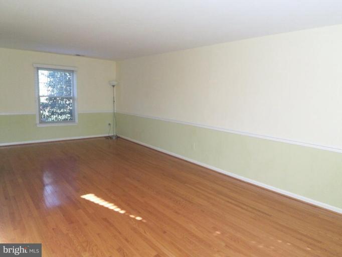118 Hamilton Road Sterling, VA 20165 - Photo 9 of 15 Living Room