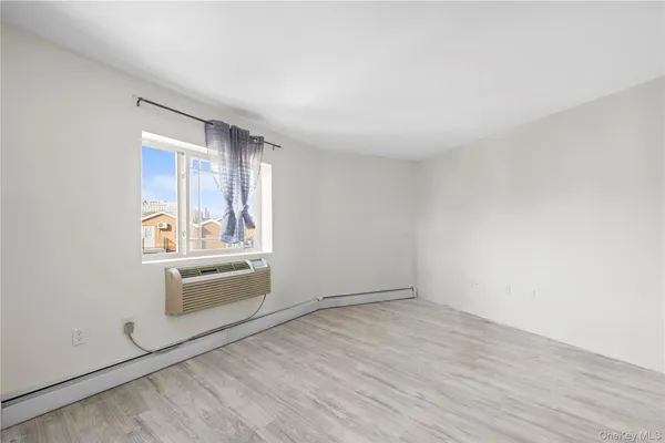 $688,000 | 76-17 46th Avenue, Unit 4A | Elmhurst
