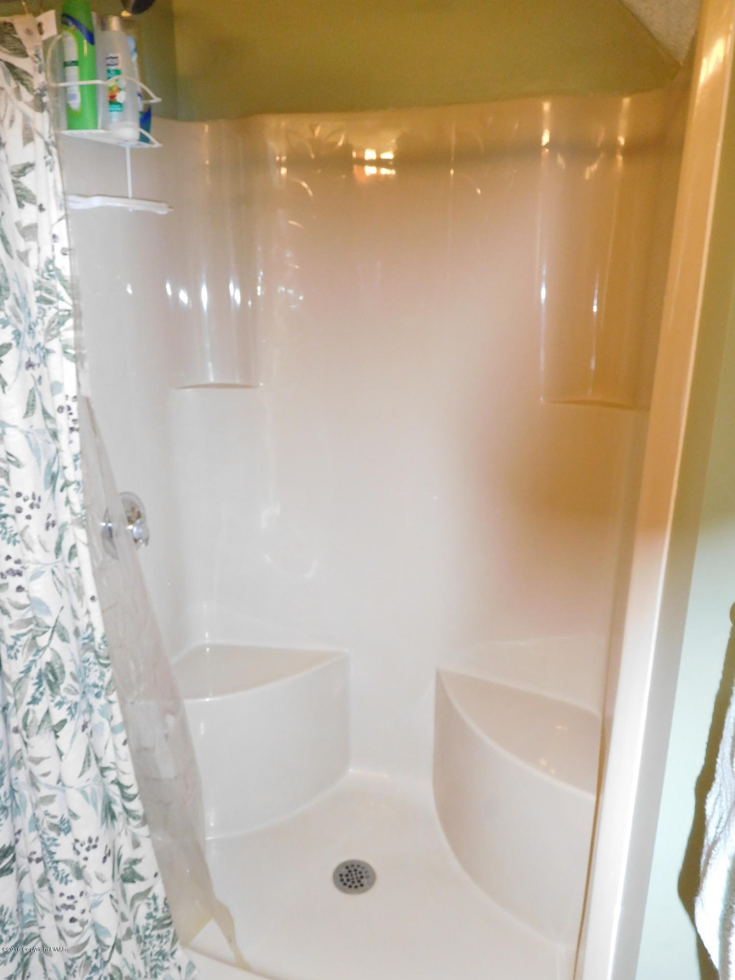 153 Maple Road Blakeslee, PA 18610 - Photo 20 of 32 a bathroom with a bathtub