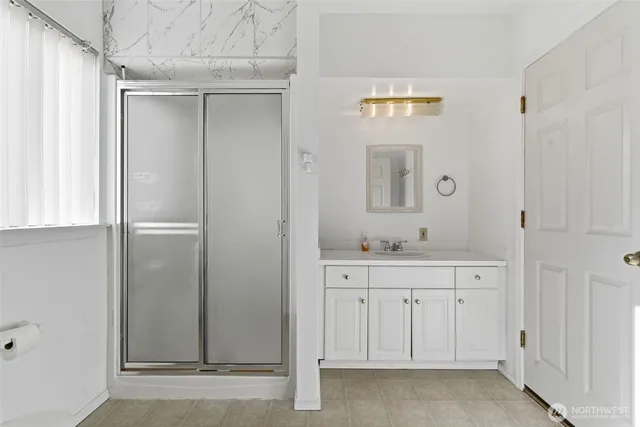 a view of a big room with closet and windows