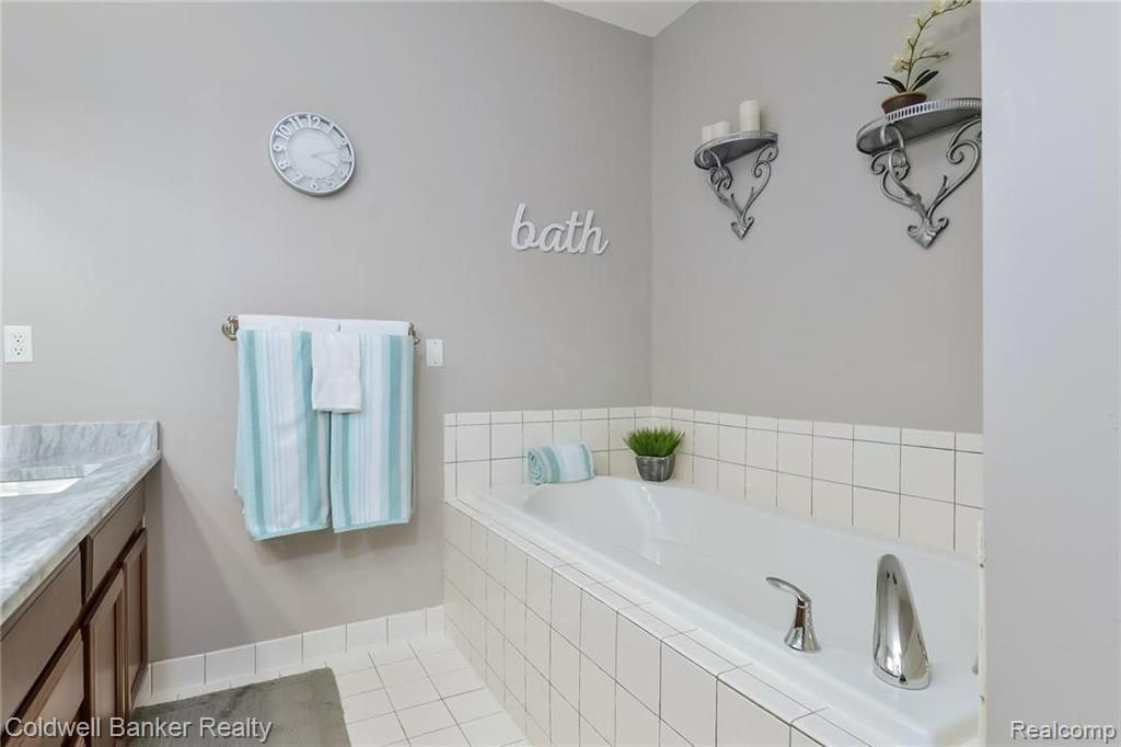 742 East Bluff Court Rochester Hills, MI 48306 - Photo 23 of 60