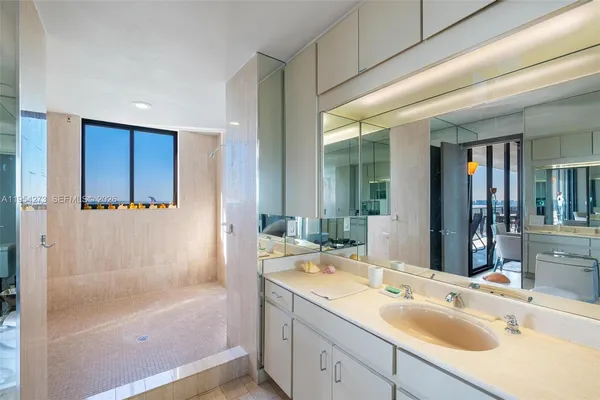 $9,900 | 1000 Venetian Way, Unit 1501, Miami, FL 33139