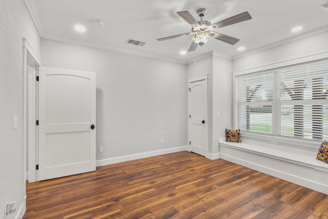 522 South Walnut Avenue Luling, TX 78648 - Photo 19 of 33 a view of an empty room with a window