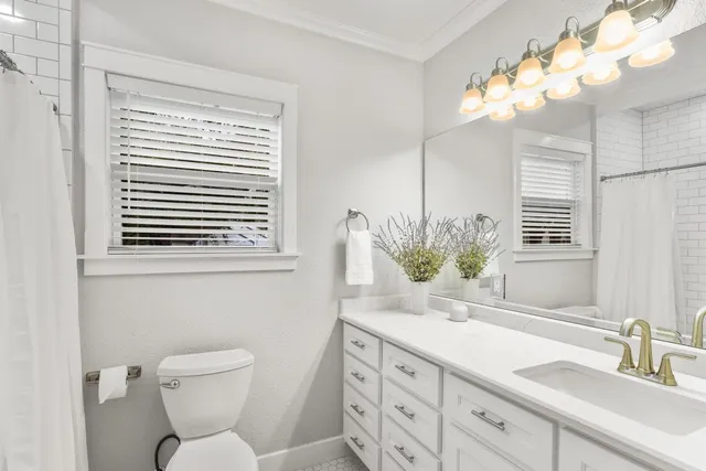 $384,500 | 522 South Walnut Avenue, Luling, TX 78648