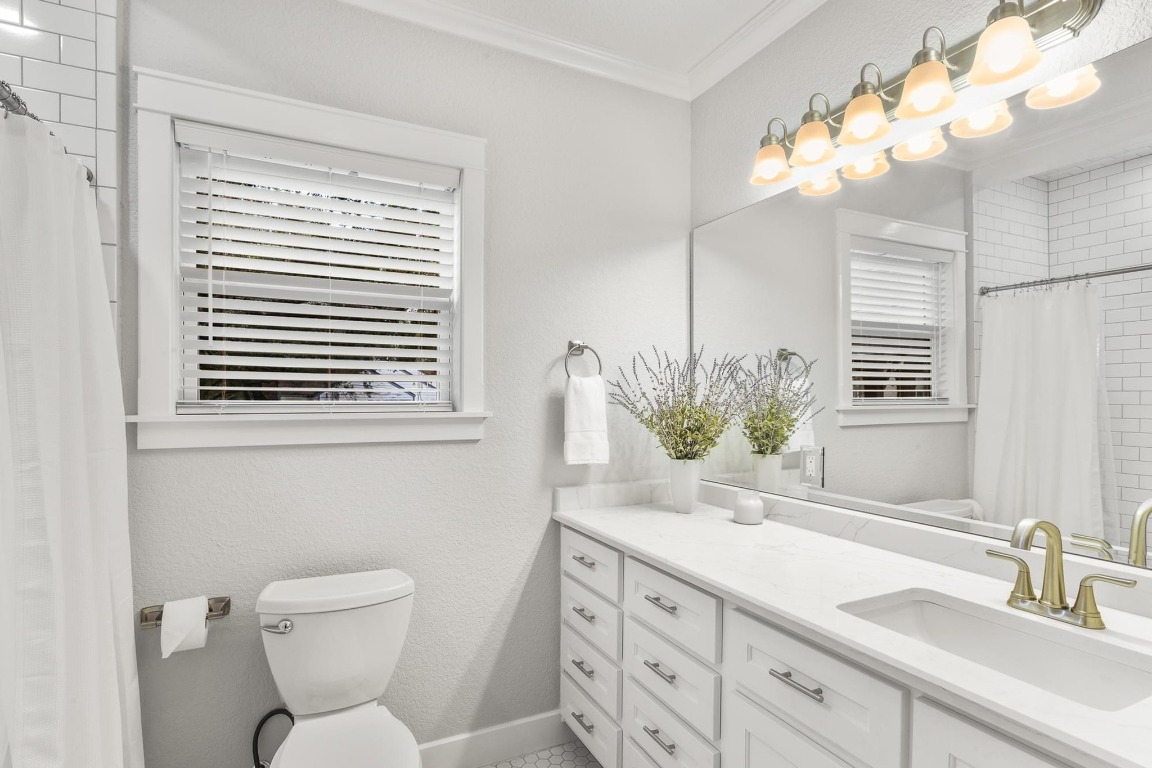 522 South Walnut Avenue Luling, TX 78648 - Photo 20 of 33 a bathroom with a toilet a sink and mirror