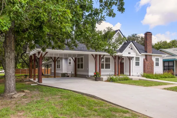 $349,900 | 522 South Walnut Avenue, Luling, TX 78648