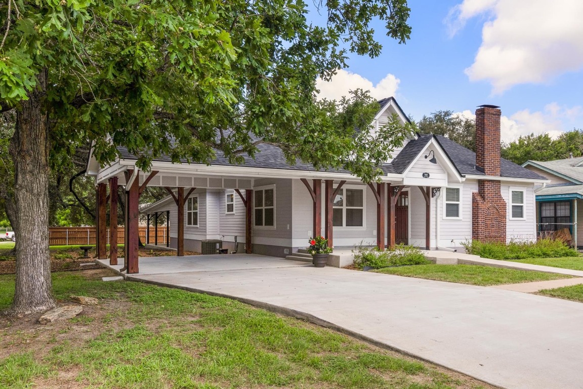 522 South Walnut Avenue Luling, TX 78648 - Photo 2 of 33 a front view of a house with a yard