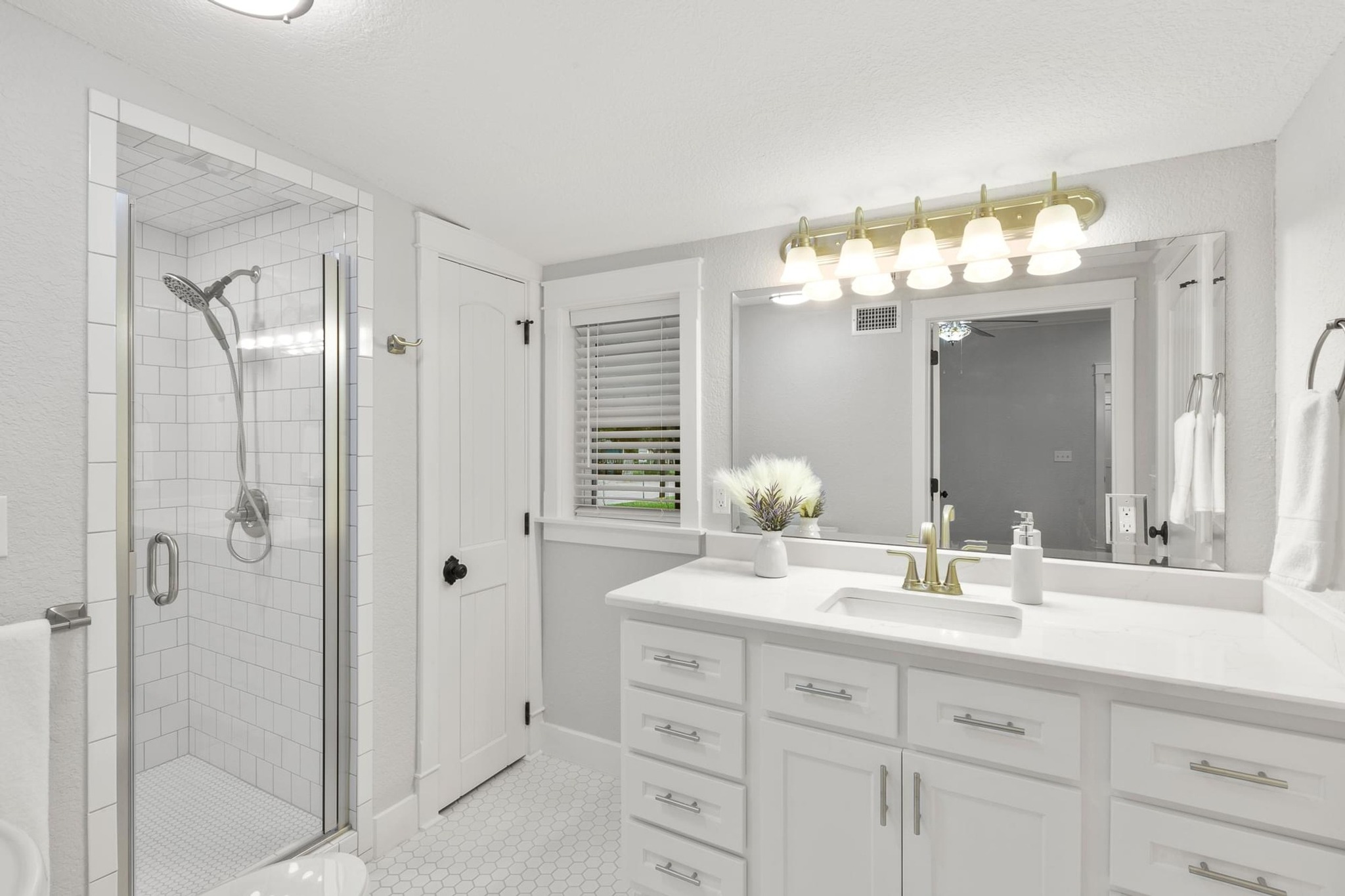 522 South Walnut Avenue Luling, TX 78648 - Photo 24 of 33 a bathroom with a double vanity sink and a mirror