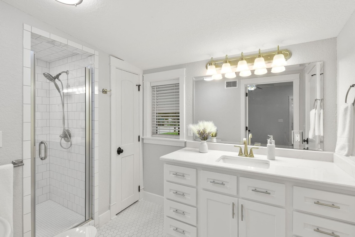 522 South Walnut Avenue Luling, TX 78648 - Photo 24 of 33 a bathroom with a double vanity sink and a mirror