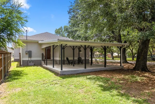 $384,500 | 522 South Walnut Avenue, Luling, TX 78648