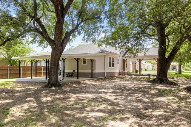 $384,500 | 522 South Walnut Avenue, Luling, TX 78648