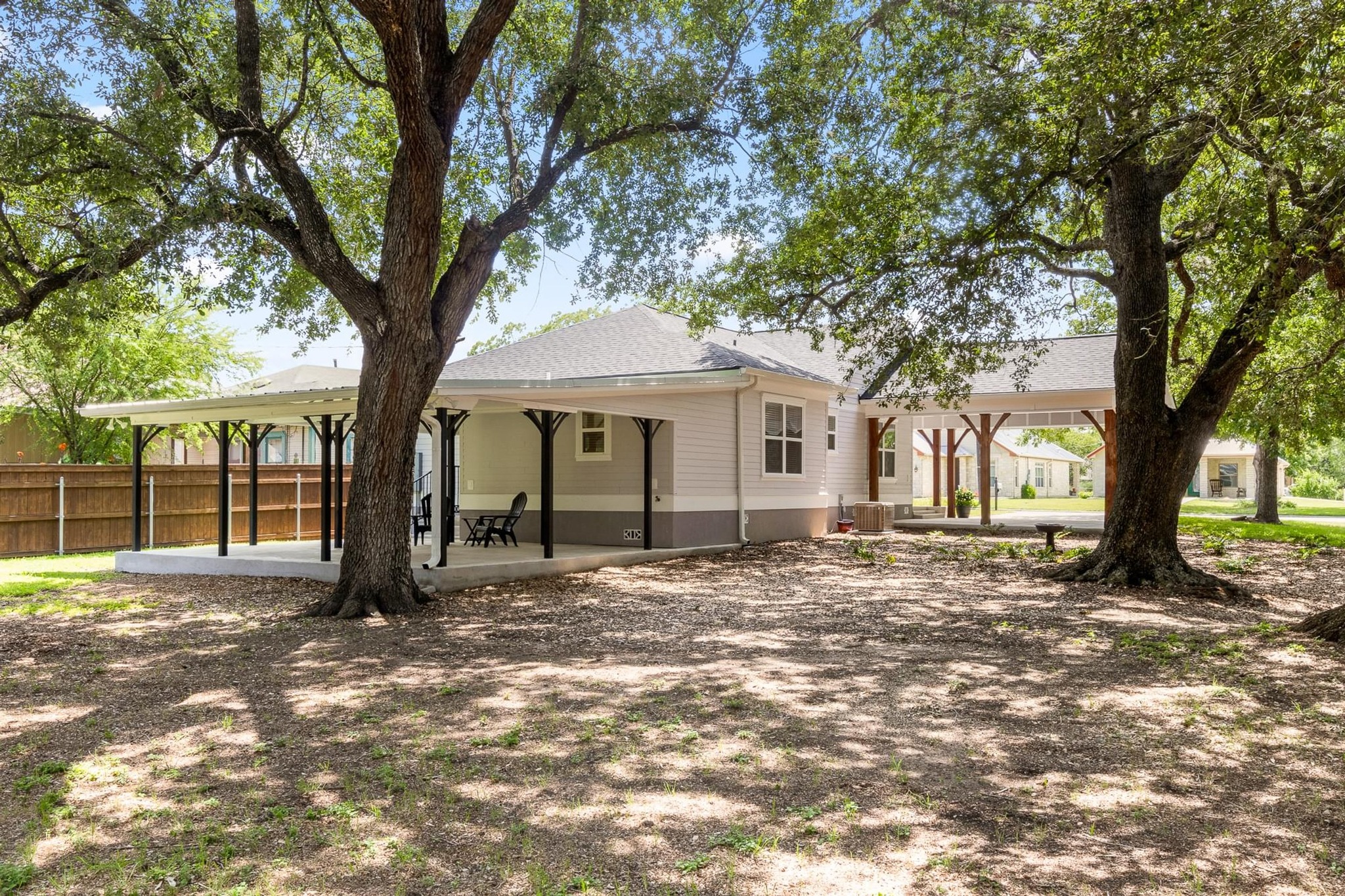522 South Walnut Avenue Luling, TX 78648 - Photo 27 of 33 a big tree in middle of the house