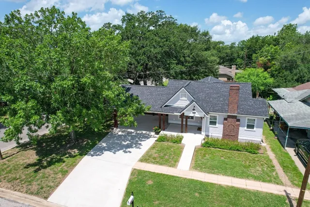 $384,500 | 522 South Walnut Avenue, Luling, TX 78648