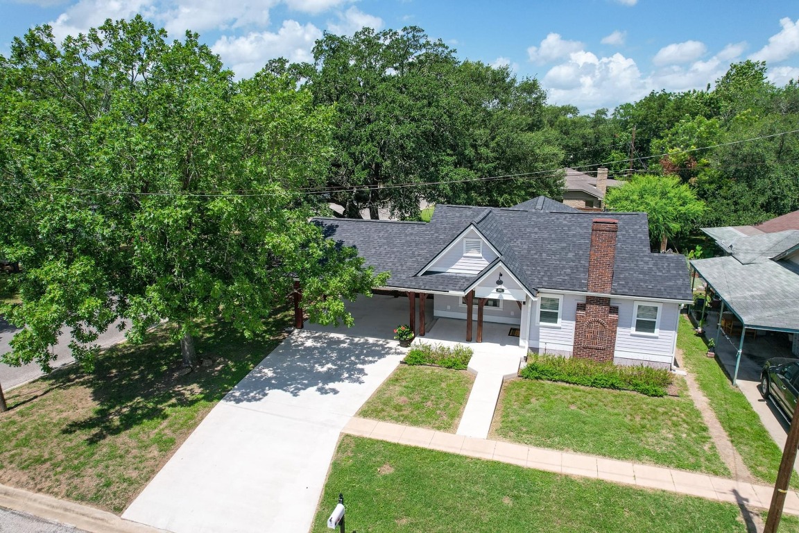 522 South Walnut Avenue Luling, TX 78648 - Photo 29 of 33 a front view of a house with a yard