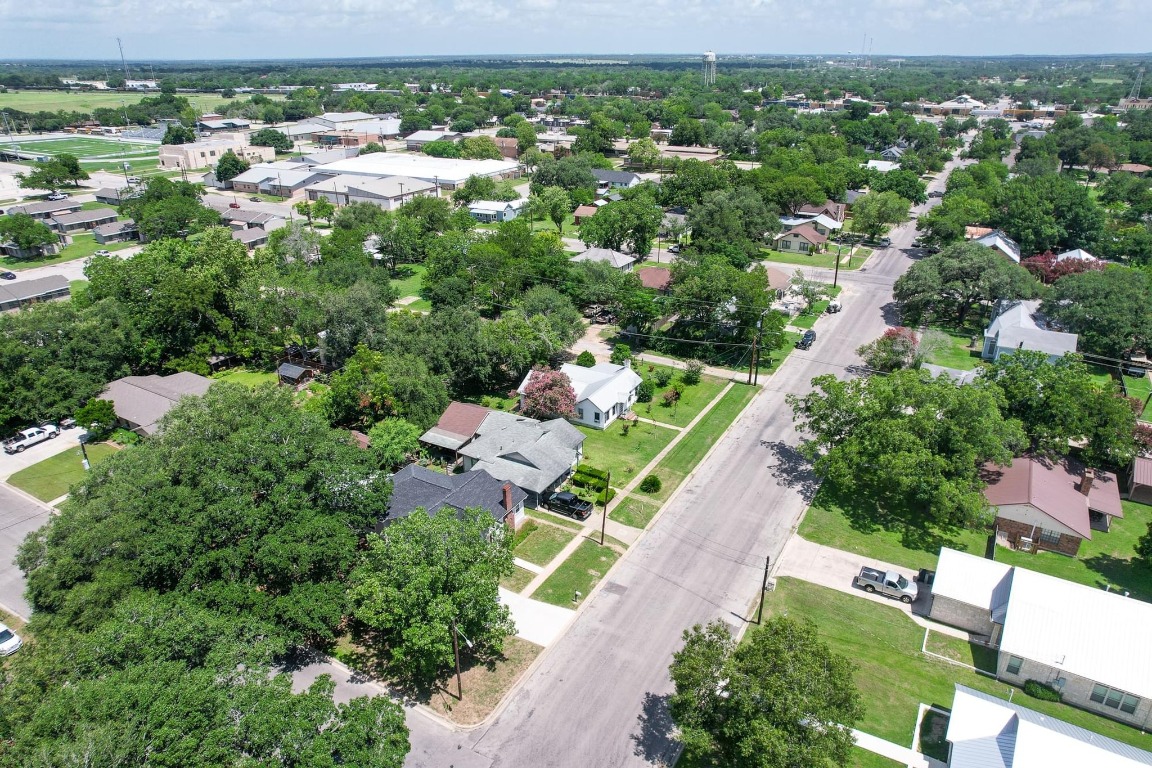 522 South Walnut Avenue Luling, TX 78648 - Photo 30 of 33 an aerial view of multiple house