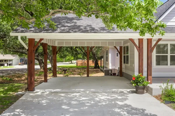 $349,900 | 522 South Walnut Avenue, Luling, TX 78648