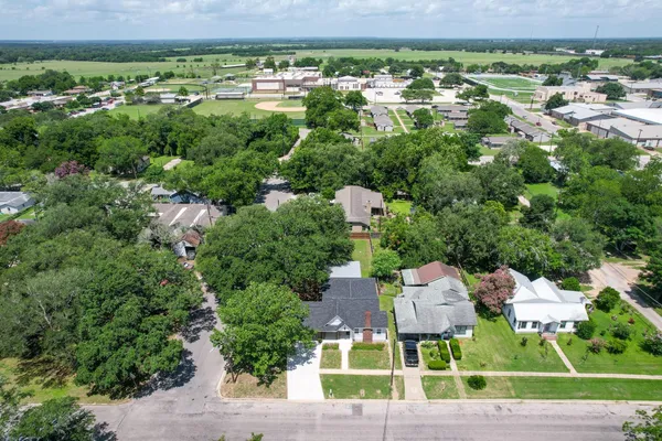 $349,900 | 522 South Walnut Avenue, Luling, TX 78648