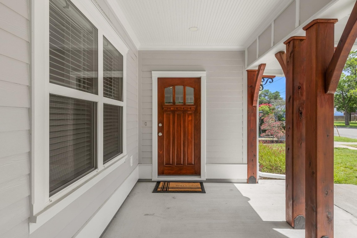 522 South Walnut Avenue Luling, TX 78648 - Photo 4 of 33 a view of front door with porch