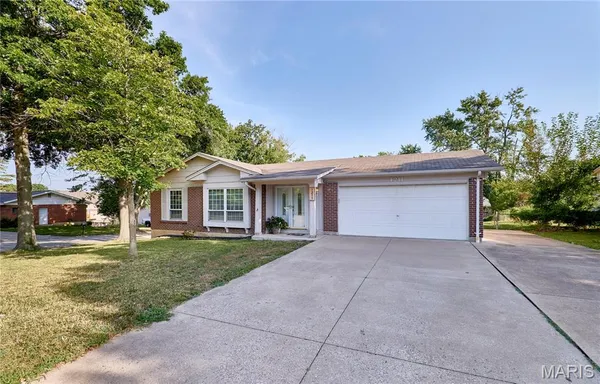 $329,500 | 1211 Big Bend Road, Ballwin, MO 63021