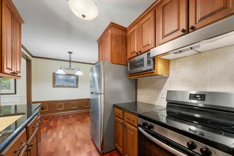 $330,000 | 205 Barry Avenue South, Unit 117, Wayzata, MN 55391