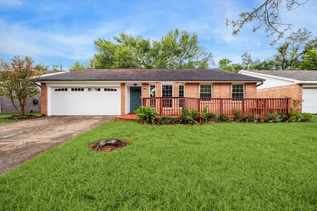 a view of a house with backyard and garden