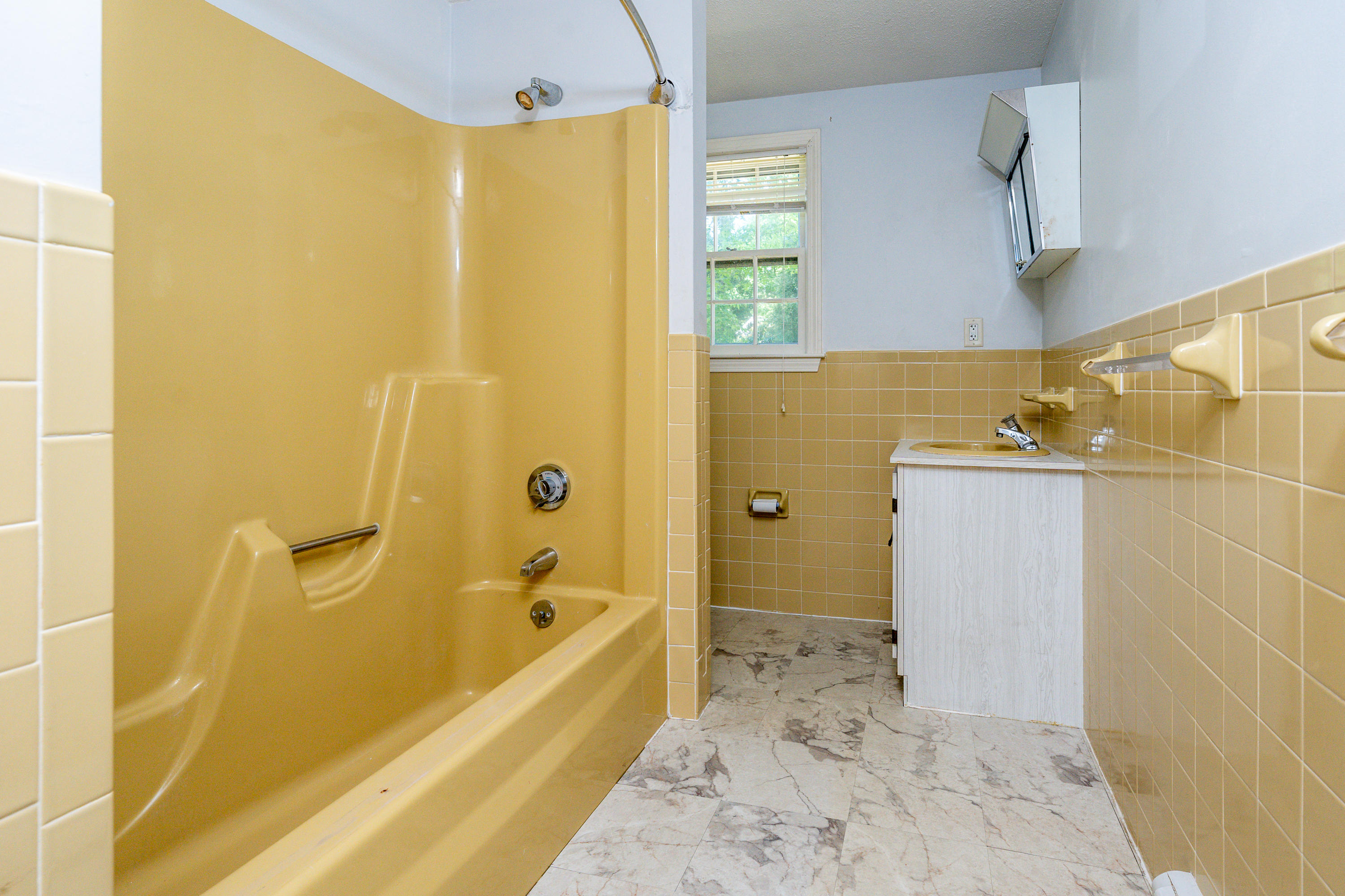 7 Rolling Hitch Road Centerville, MA 02632 - Photo 19 of 19 a bathroom with a bathtub and a shower