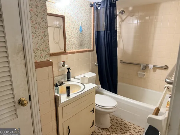 a bedroom with furniture and a dresser