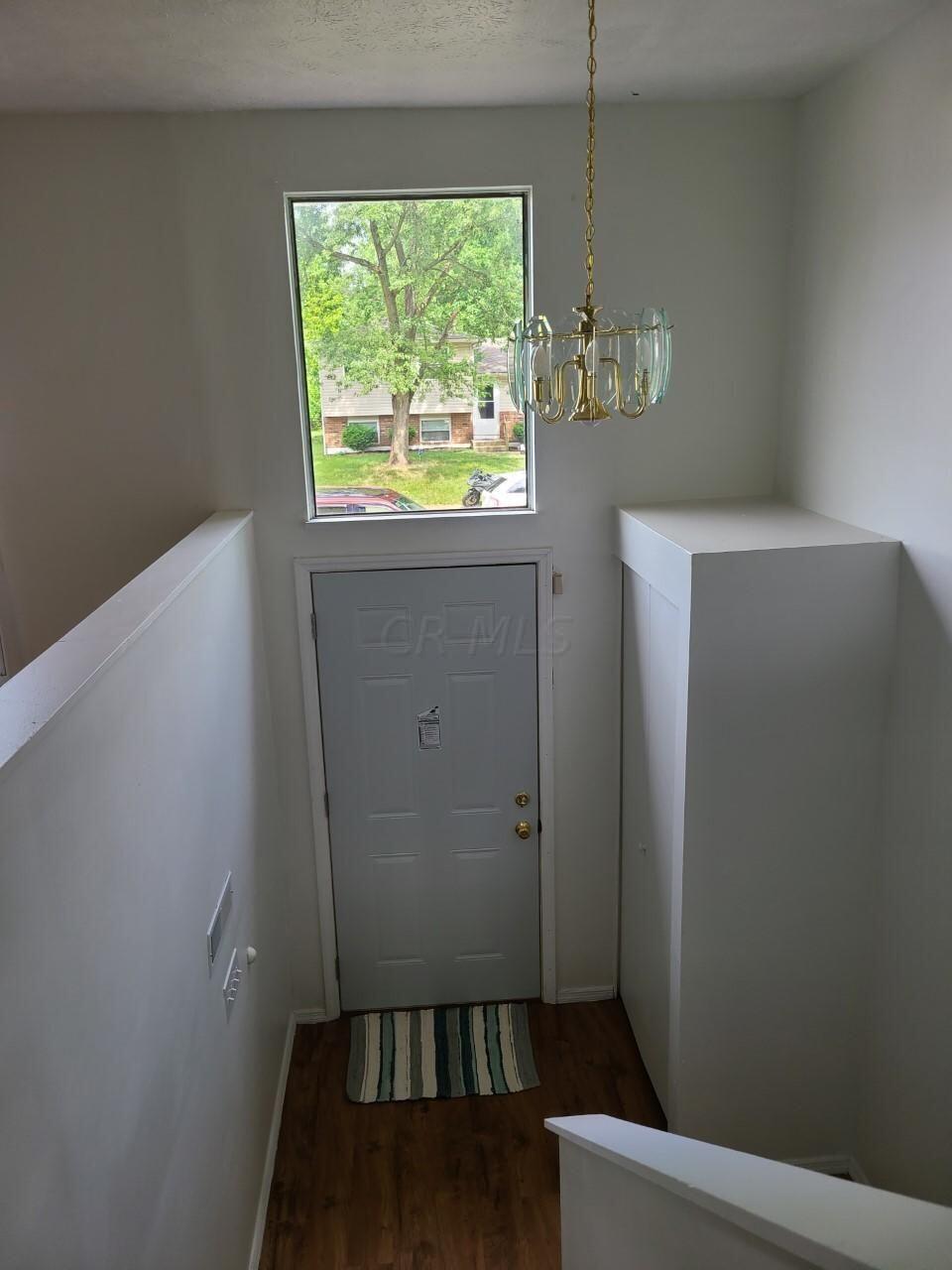 3005 Whitlow Road Columbus, OH 43232 - Photo 9 of 14 Foyer