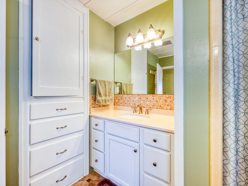 4650 Lower Klamath Lake Road Klamath Falls, OR 97603 - Photo 20 of 37 a bathroom with a double vanity sink mirror and