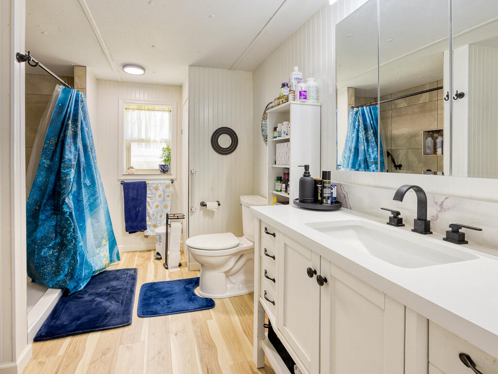 4650 Lower Klamath Lake Road Klamath Falls, OR 97603 - Photo 35 of 37 a bathroom with a sink and a mirror