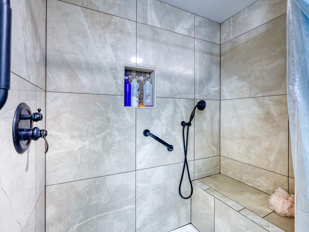 4650 Lower Klamath Lake Road Klamath Falls, OR 97603 - Photo 36 of 37 a bathroom with a shower