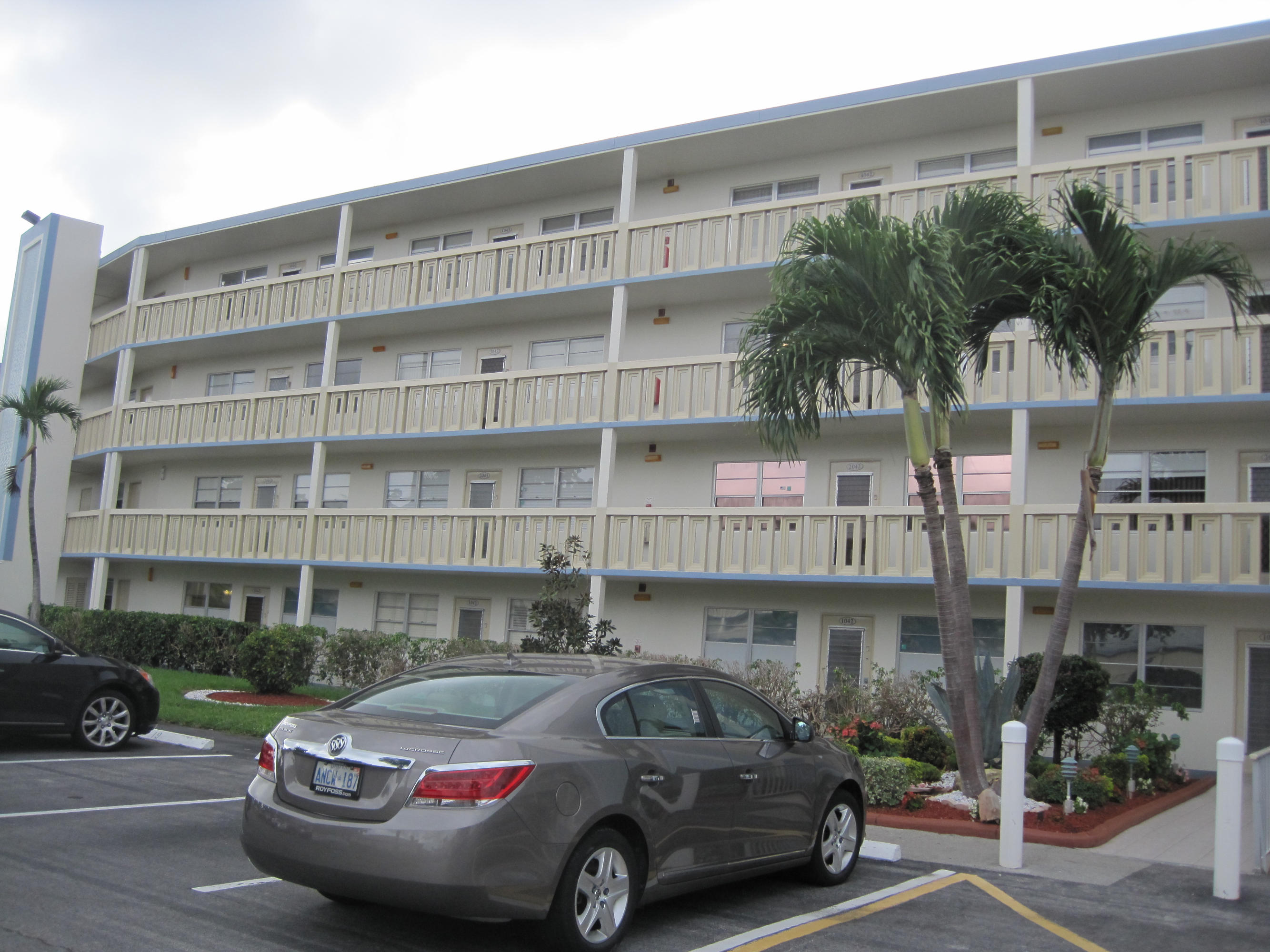 1098 Cornwall East, Unit 1098 Boca Raton, FL 33434 - Photo 1 of 22 FRONT EXTERIOR