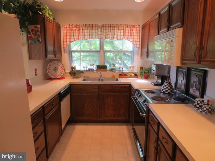 24 Tanglewood Drive Reading, PA 19607 - Photo 10 of 23 Kitchen