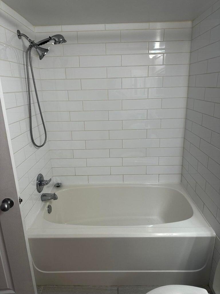 3615 Northwest Adriatic Lane, Unit 204 Jensen Beach, FL 34957 - Photo 21 of 40 a bathroom with a bath tub