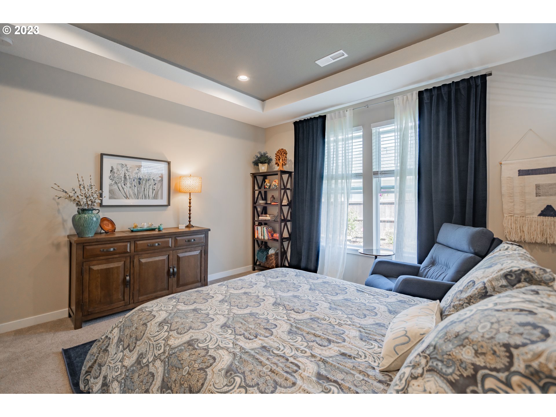 8518 North 1st Street Ridgefield, WA 98642 - Photo 18 of 41 a bedroom with a large bed and a window