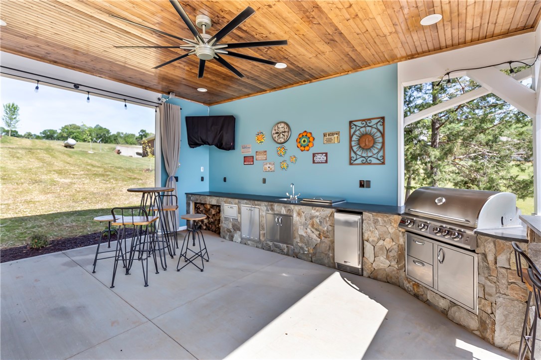 827 Durham Brown Road Seneca, SC 29678 - Photo 40 of 48 Built in: grill, sink, ice machine, Ice storage, s