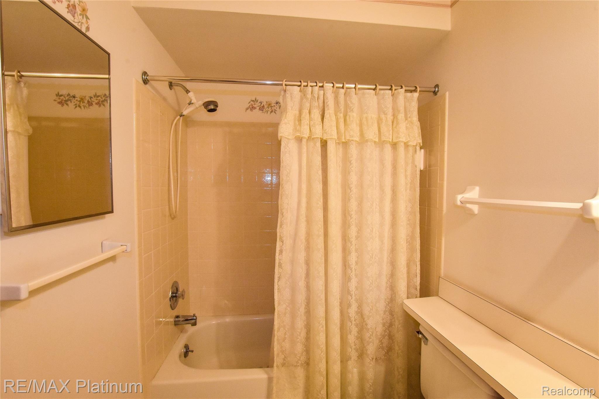 918 Ridge Court Brighton, MI 48116 - Photo 17 of 25 DSC_8318.jpg