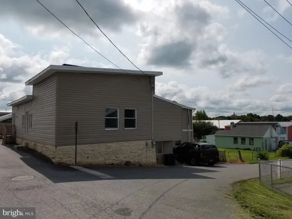 a view of a house with a backyard