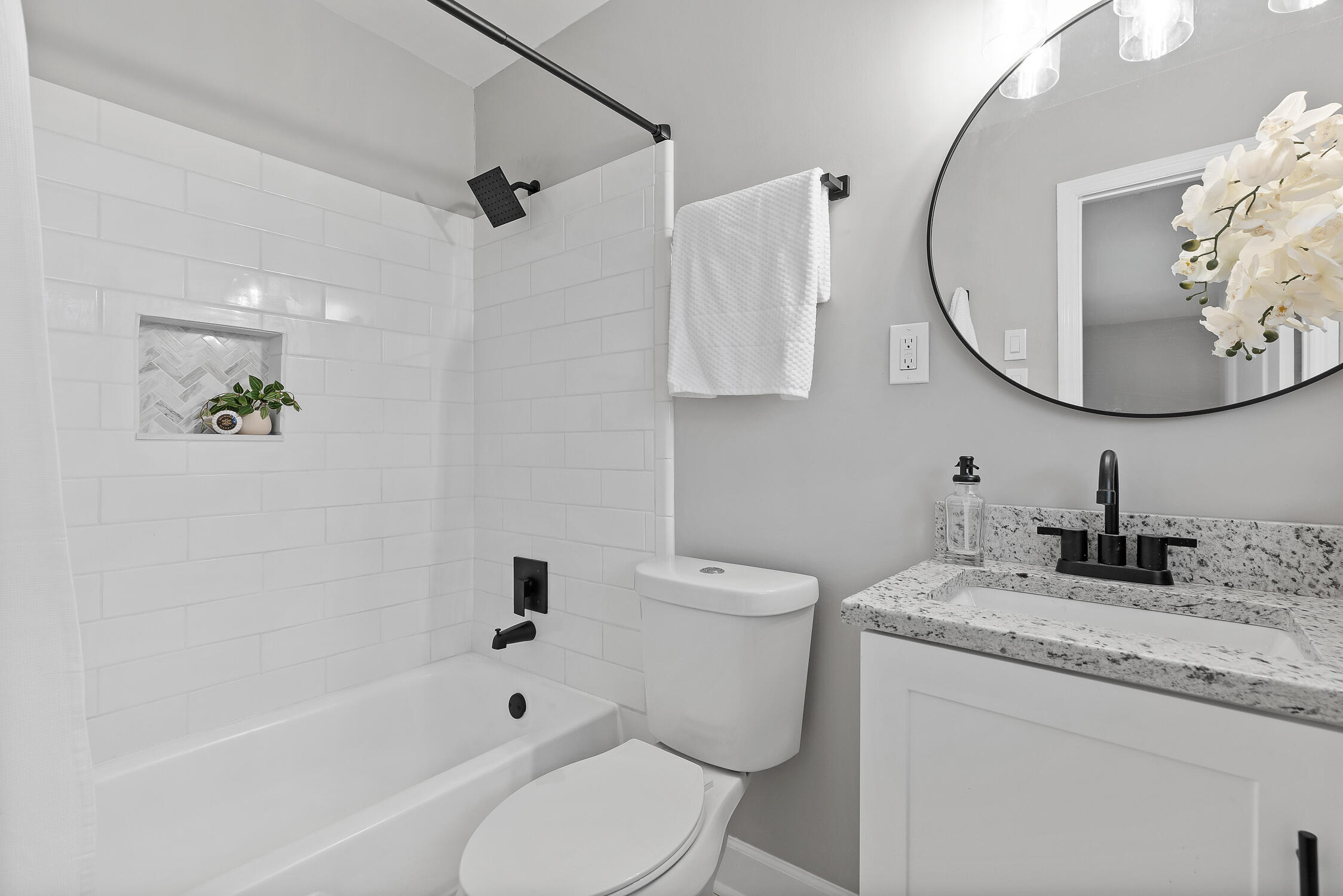 3919 Yorktown Road Chattanooga, TN 37416 - Photo 17 of 30 Ensuite Bathroom