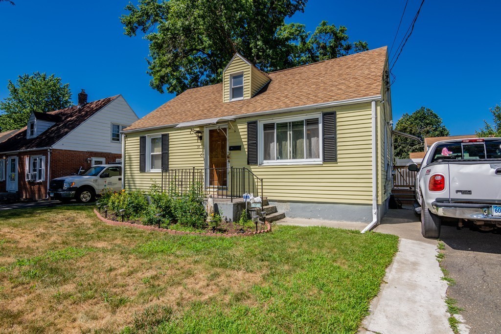 34 Holy Cross Street Springfield, MA 01104 - Photo 3 of 25 Gallery Image 3