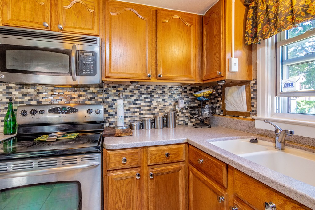 34 Holy Cross Street Springfield, MA 01104 - Photo 7 of 25 Gallery Image 7