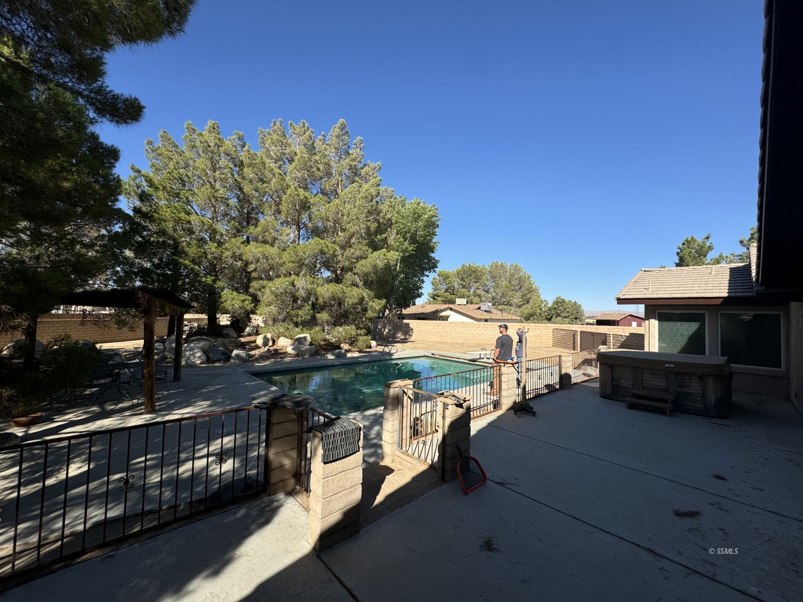 928 North Brady Street Ridgecrest, CA 93555 - Photo 18 of 21 a view of a balcony with chairs