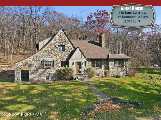 a view of a house with backyard