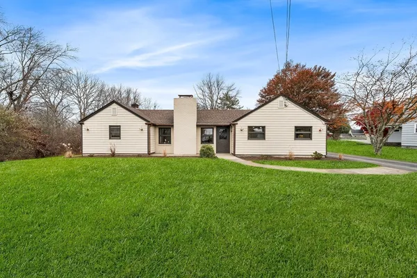 a view of a house with backyard