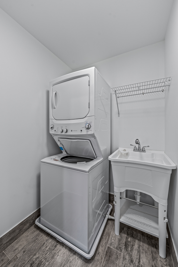 1400 8th Street, Unit 1400 Harvard, IL 60033 - Photo 3 of 19 a utility room with dryer and washer