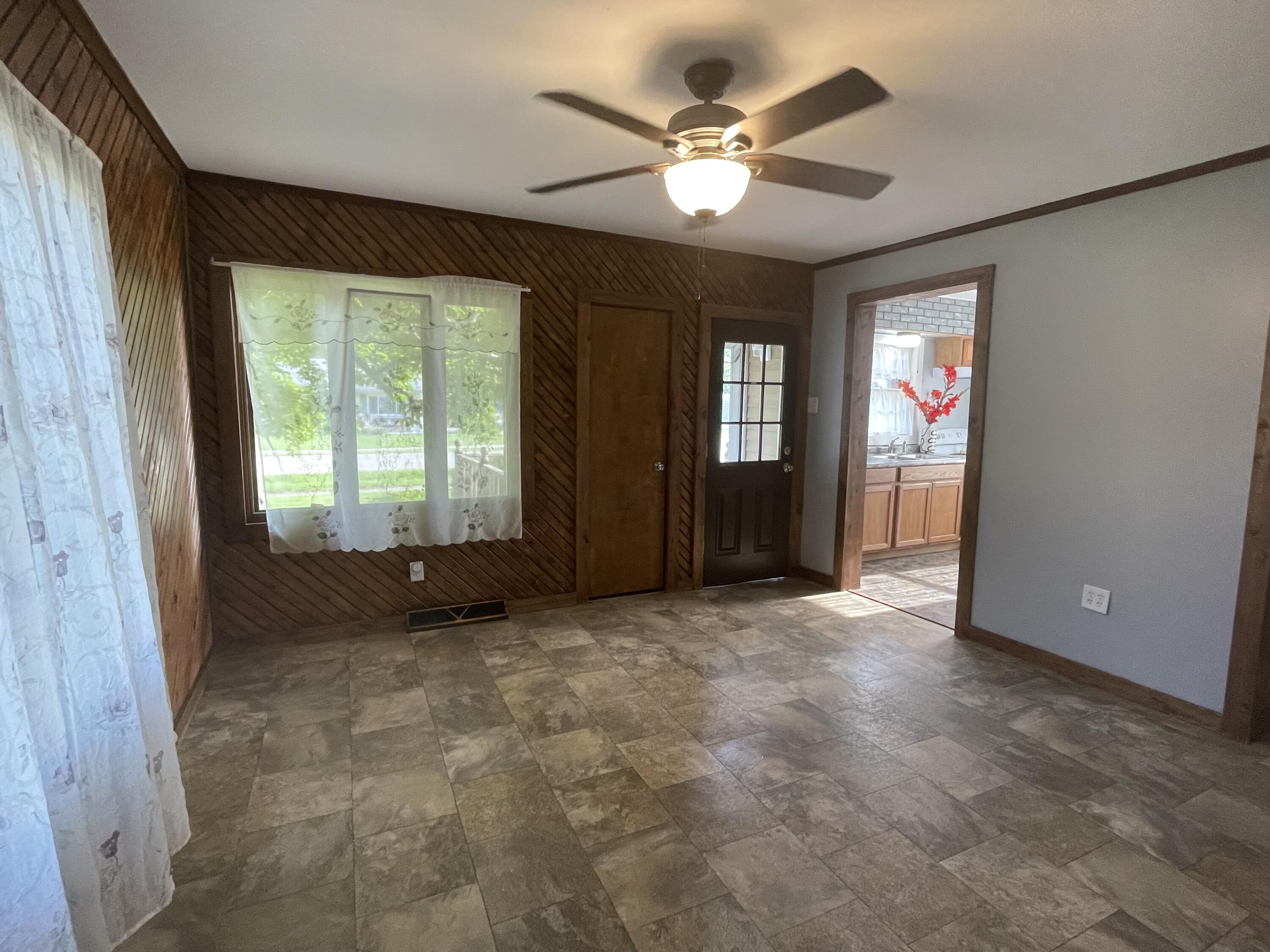 431 Riverside Drive Watervliet, MI 49098 - Photo 3 of 31 Living room 3